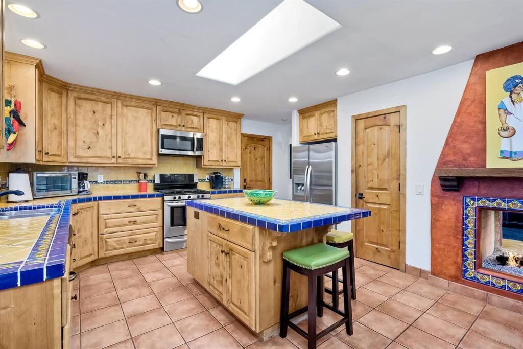 Great Group Retreat! Hacienda Decor, Spacious Floor Plan, Private Backyard Carlsbad Exterior photo
